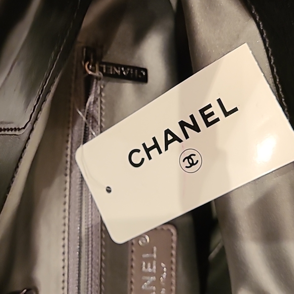 Gorgeous CHANEL handbag w/ large CC logo. Black shiny leather monili metal trim - Picture 10 of 16